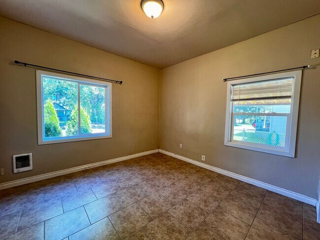 Building Photo - 916 S 11th Ave