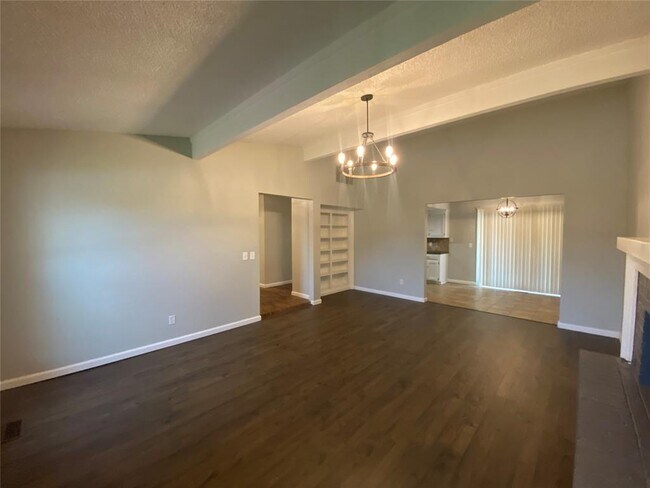 Building Photo - 2433 Shady Tree Ln