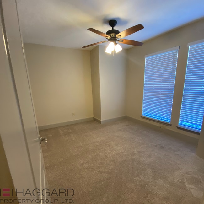 Building Photo - 3 bedroom 2.5 bathroom Duplex