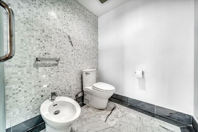 Building Photo - 200 Biscayne Blvd Way