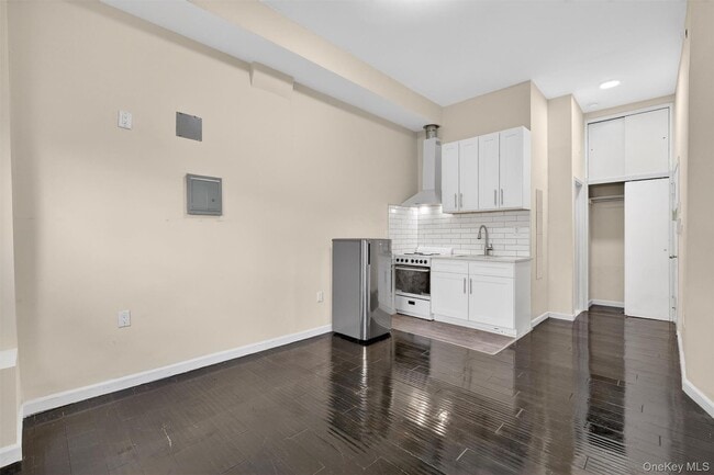 Building Photo - 158 Willow St