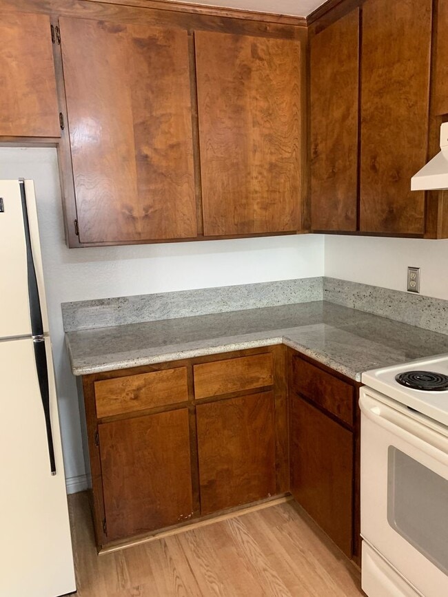 Building Photo - Lovely Updated Duplex in Quiet Neighborhood