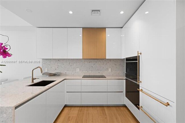 Building Photo - 2678 Tigertail Ave