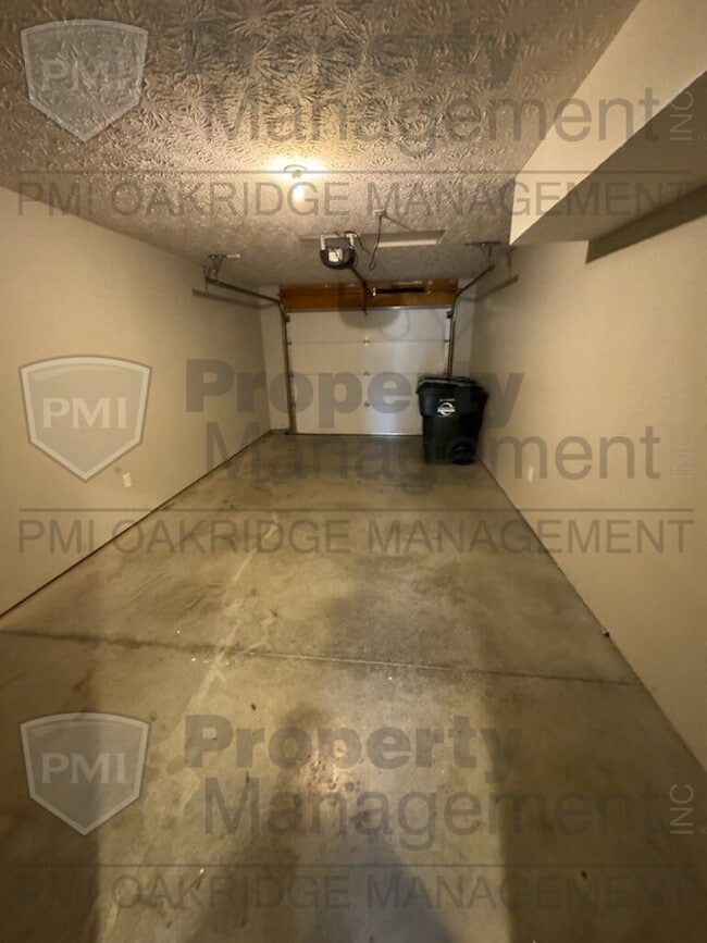 Building Photo - 2 Bedroom Townhouse with Garage