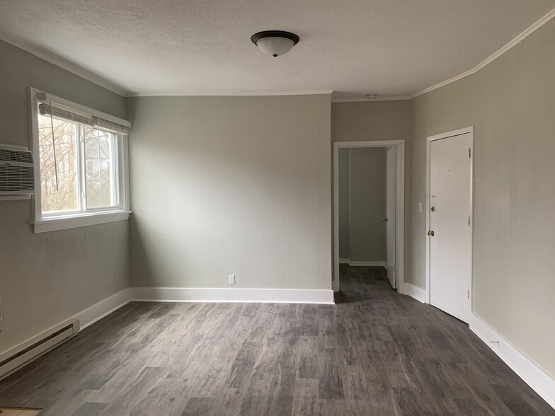 Building Photo - 107 W Oregon St