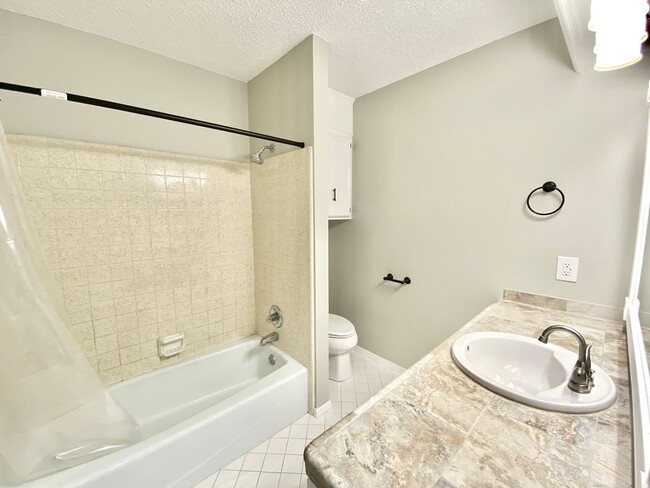 Building Photo - Freshly Updated! Roomy 3-Bedroom Home in J...