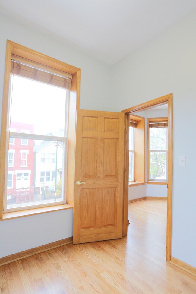 Building Photo - 1506 W Erie St