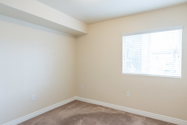 Building Photo - 3 Bedroom/2 bathroom Condo in Sandy