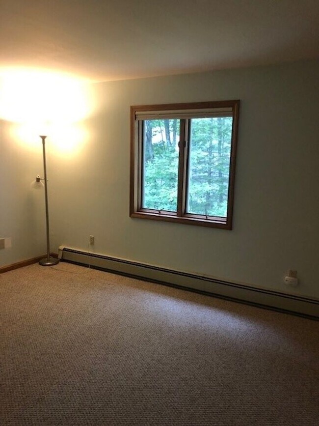 Building Photo - Spacious 2BR/1BA Condo Available Now!! - Great Residential Location!