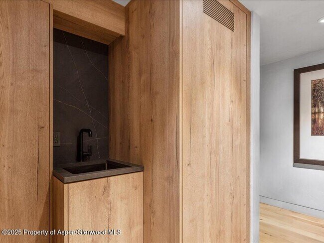 Building Photo - 100 N 8th St