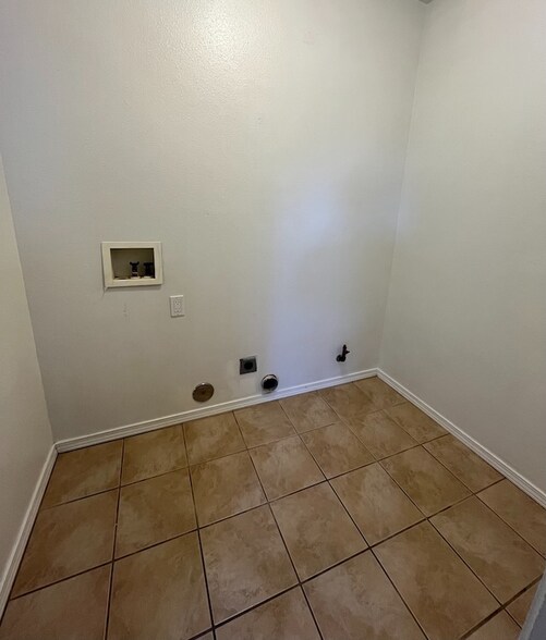 Building Photo - 1009 Walnut Dr