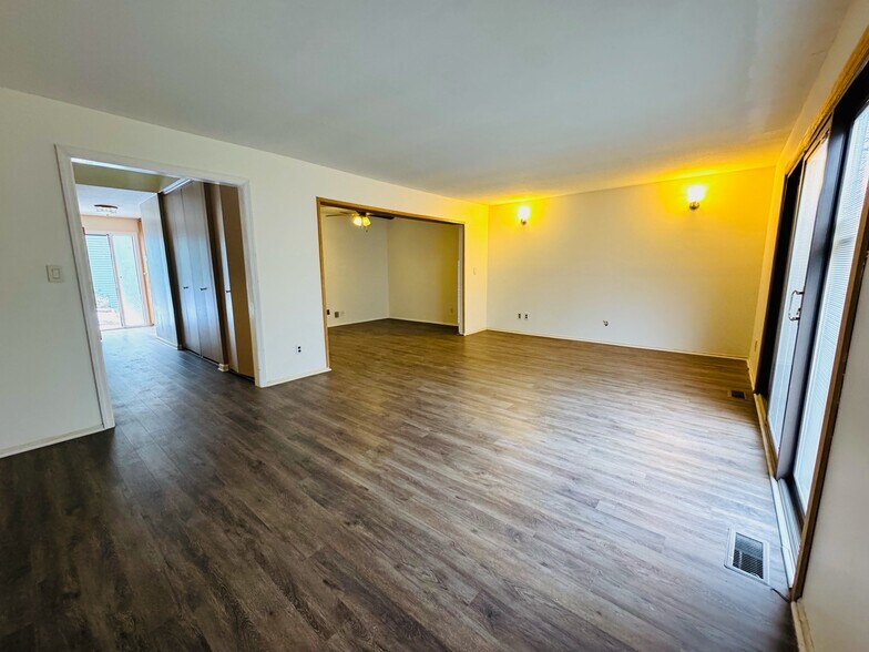 Building Photo - 713 E Brookside Ln