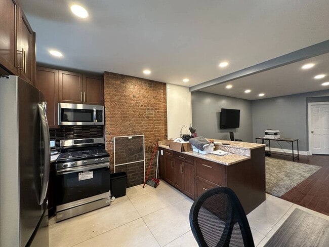 Primary Photo - 387 Van Brunt St