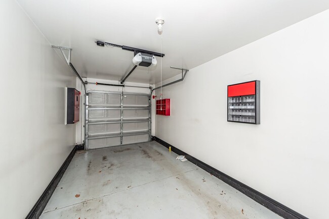 Building Photo - 3 Bedroom 3 Bath Townhome in Persimmon Hil...