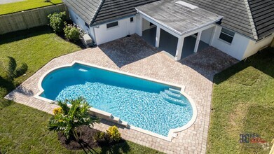 Building Photo - Beautifully renovated Tequesta POOL home 3...