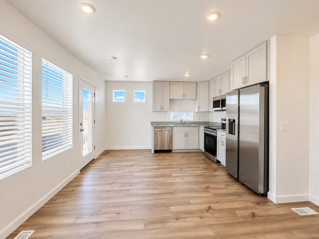 Building Photo - Brand New 2-bed 2-bath End Unit Townhome