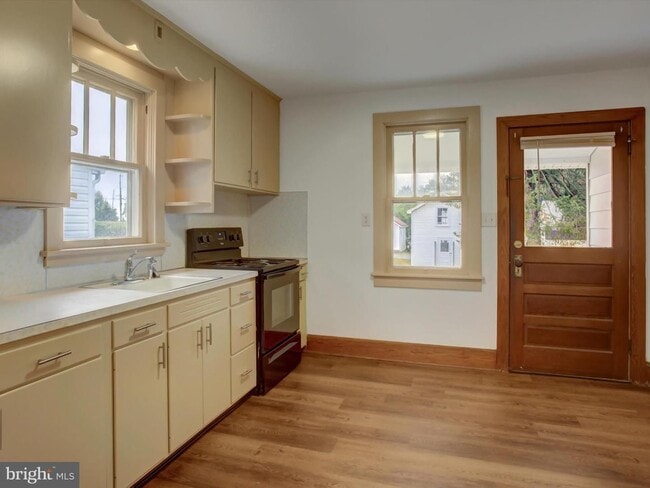 Building Photo - 557 N Franklin St