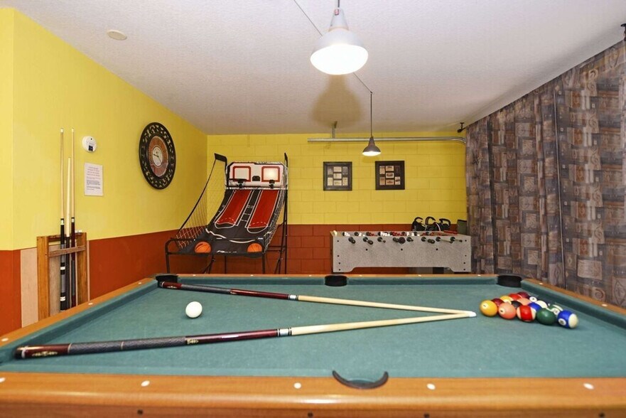 Building Photo - 8160 Fan Palm Way