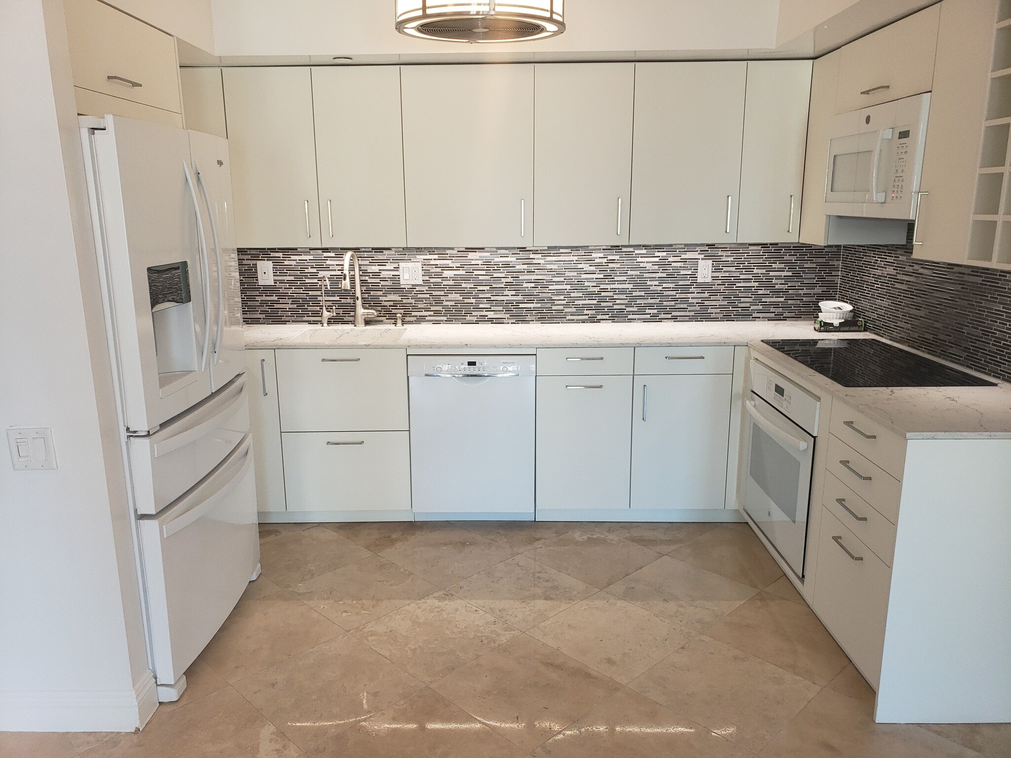 Kitchen - 500 W Harbor Dr