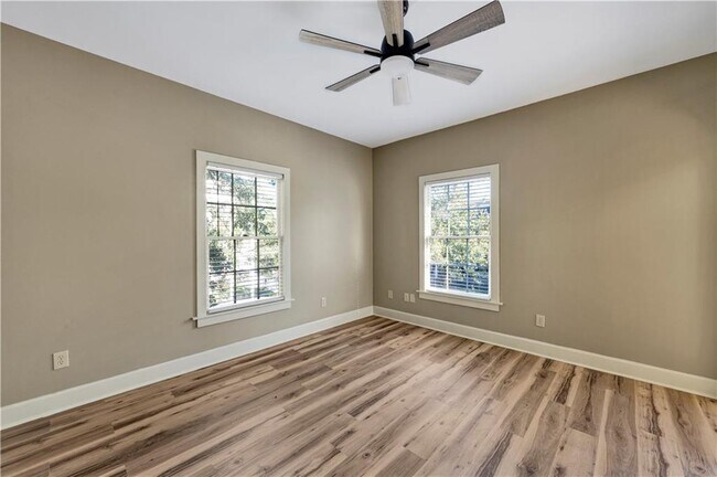 Building Photo - 305 Jackson St N