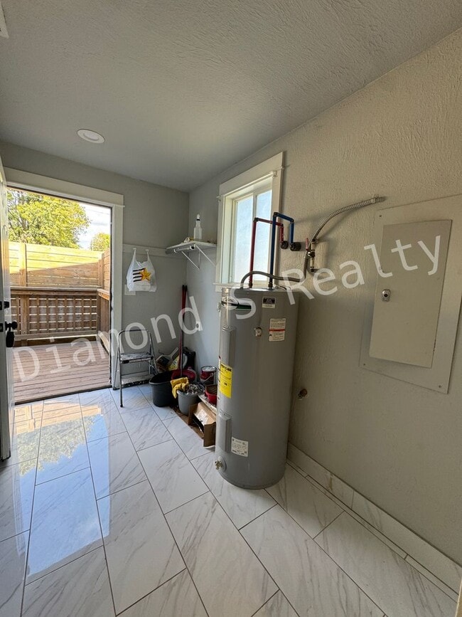 Building Photo - Charming 2 Bedroom/2 Bathroom House Coming Soon!