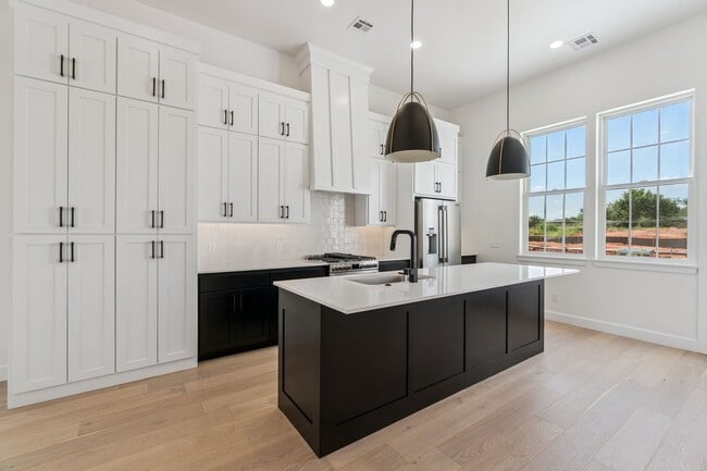 Building Photo - Minimalist Magic: 2-Bed Apartment Over Sel...