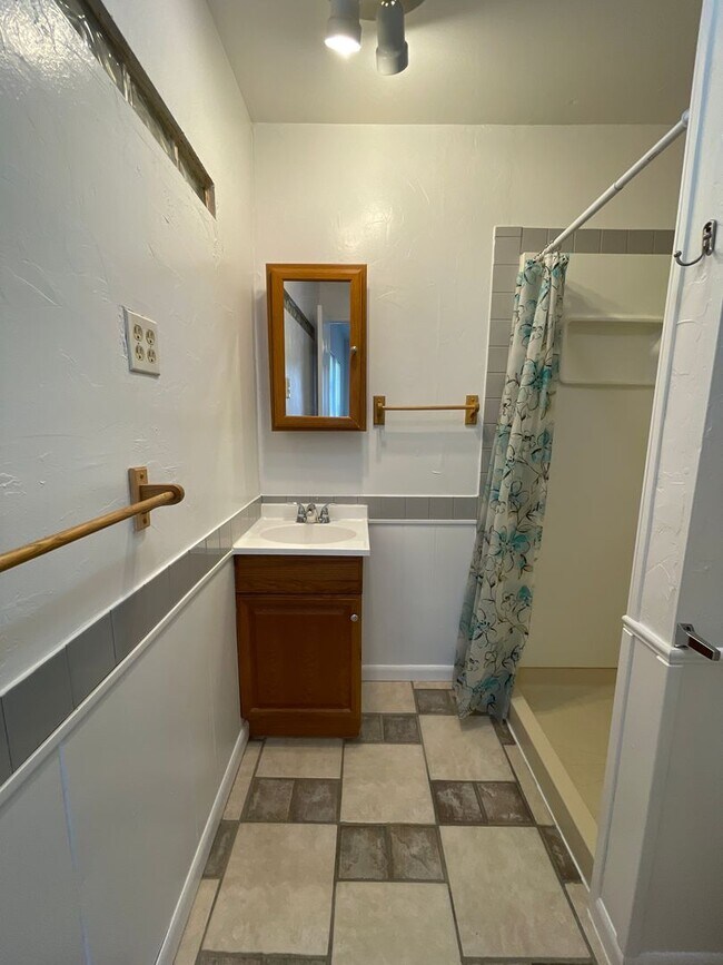 Building Photo - Welcome Home!!