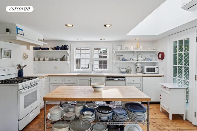 Building Photo - 148 Jermain Ave