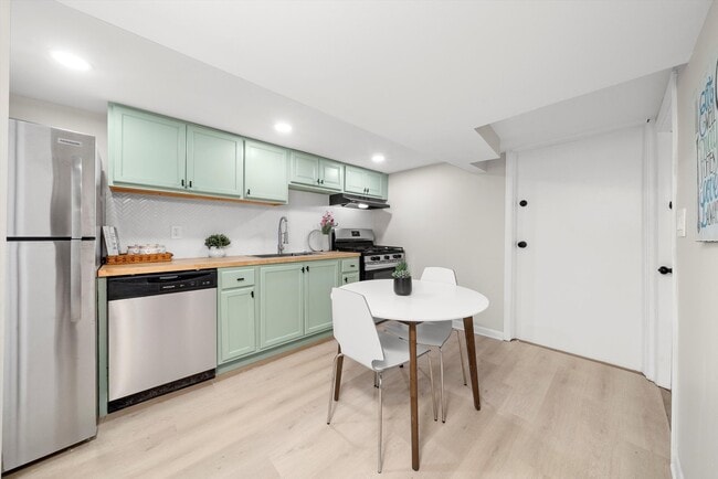 Building Photo - 4735 N Kilbourn Ave