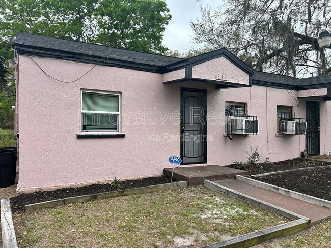 Building Photo - 517 E 5th St