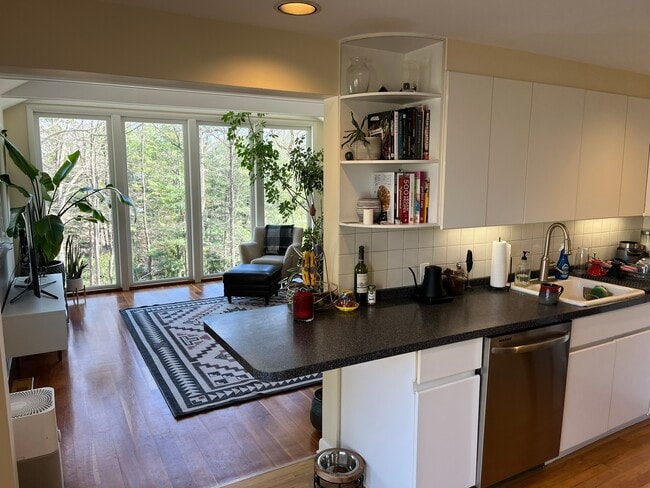 Building Photo - 172 Ponus Ave