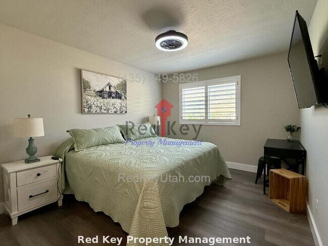 Building Photo - Adobe Rock Dr. Fully Furnished