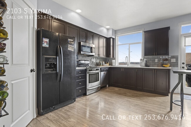 Building Photo - 2103 S Yakima Ave