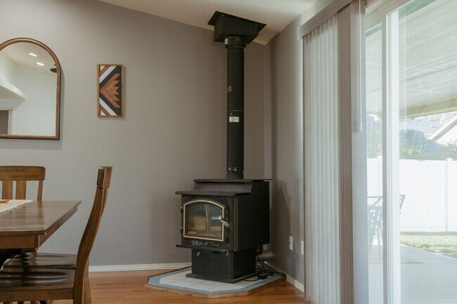 Building Photo - 509 Chelan Ave