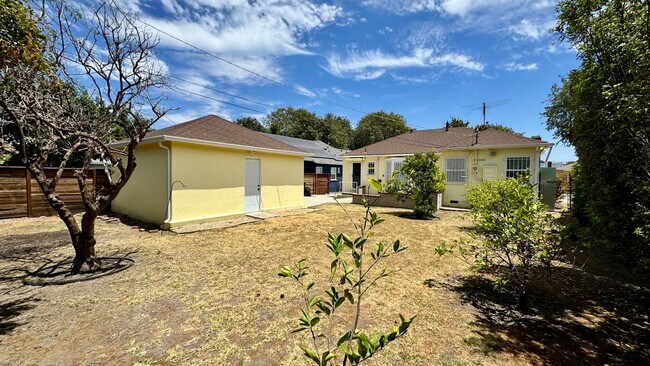 Building Photo - Charming House  with Large yard