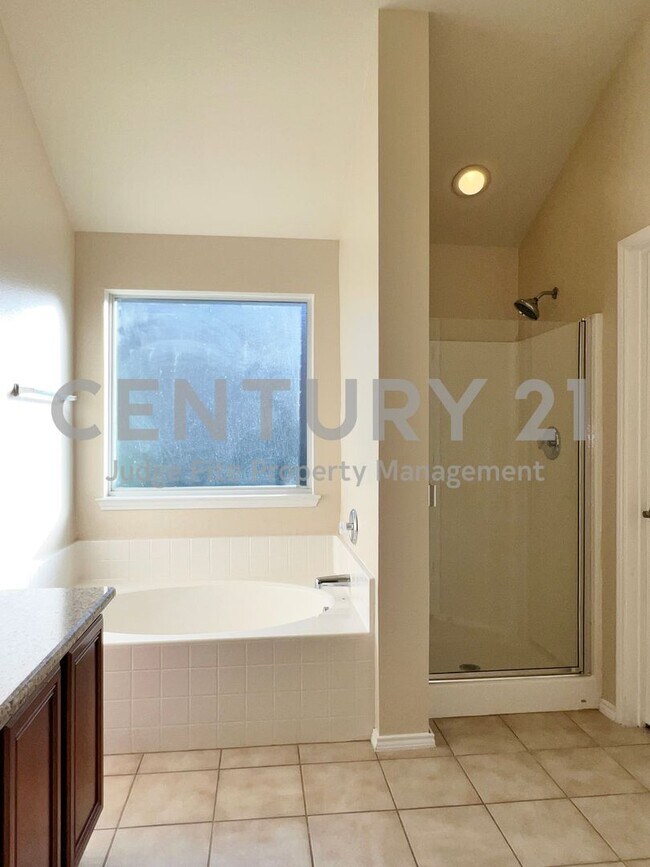Building Photo - Well Maintained 3/2/2 For Rent in Benbrook...