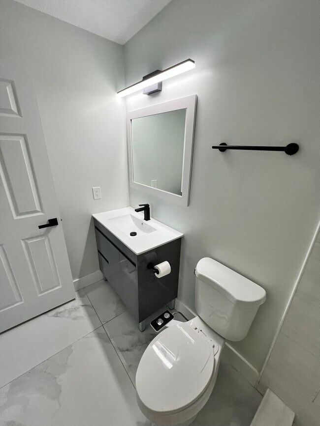 Building Photo - NEWLY RENOVATED 3 BEDROOM 2 BATH HOME- TIL...