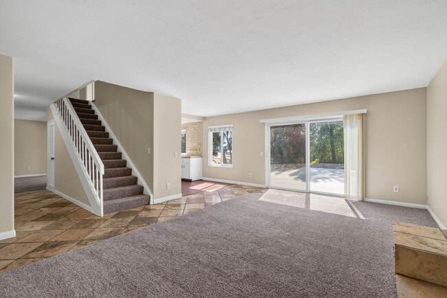 Building Photo - Canyon Crest Home