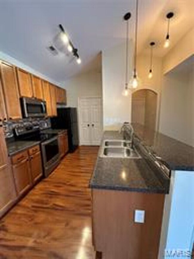 Building Photo - Beautiful Condo in Mehlville