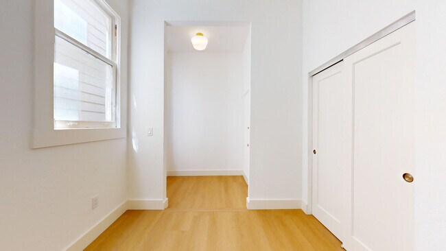 Building Photo - 550 Baker St