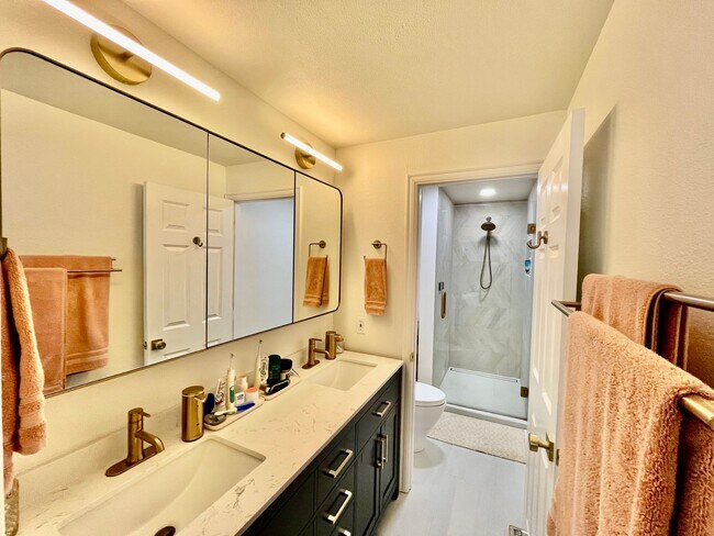 Building Photo - Spacious 5 Bed 3 Bath Home with In-Law Suite and huge yard in Olympic Hills