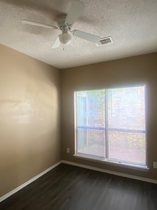 Building Photo - 1133 Southpointe Dr