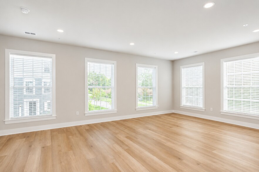 Building Photo - 701 Halcyon Ln