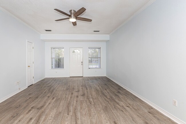 Building Photo - Adorable Home with fenced in backyard!