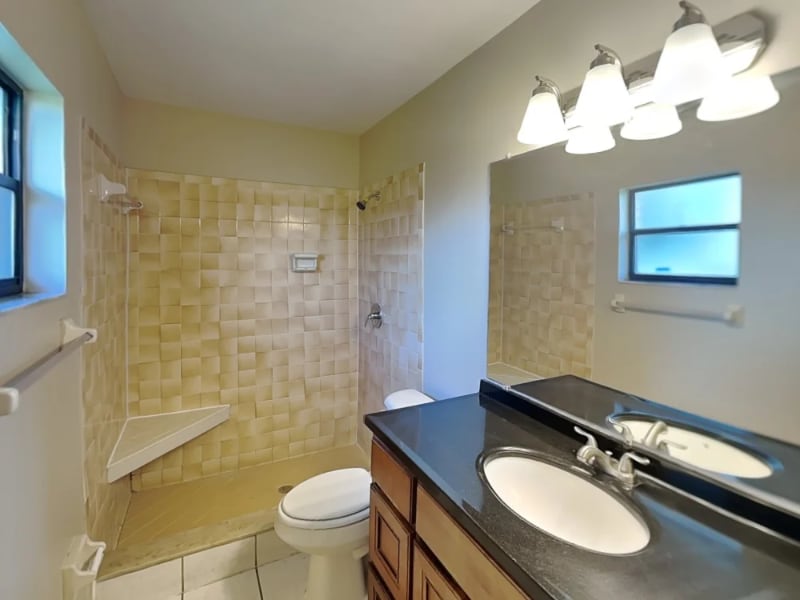 Building Photo - 902 Sunshine Way SW