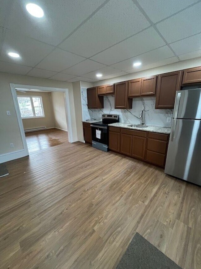 Building Photo - 3-4 bedroom, 2 bathroom