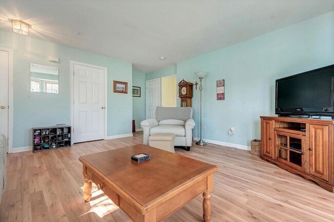 Building Photo - Extremely well maintained END UNIT townhouse in Ballenger creek available before the holidays!