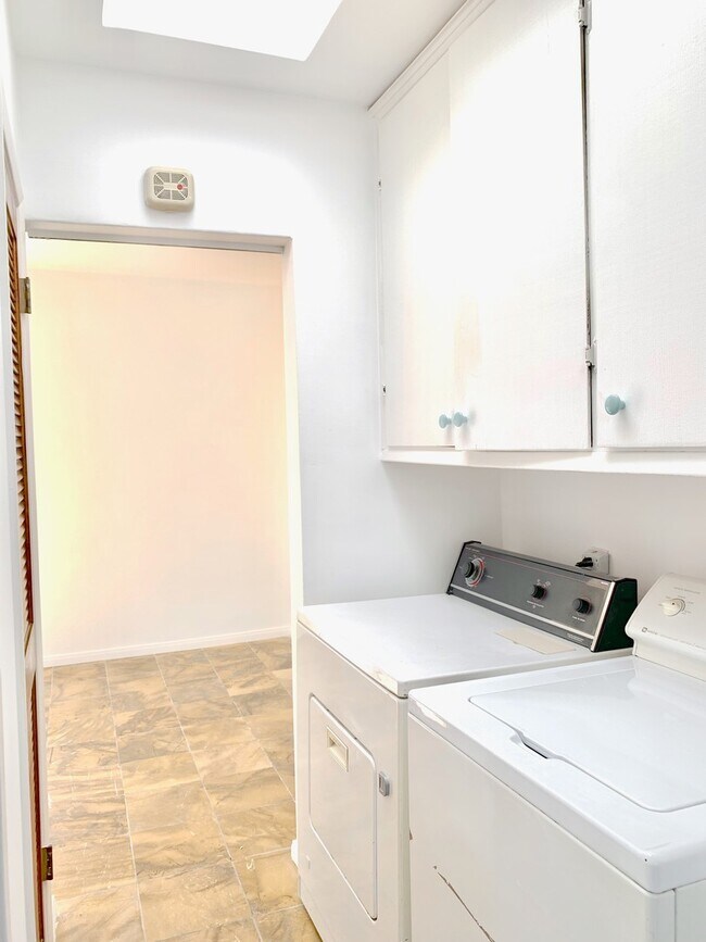 Building Photo - Beautiful 3 Bed + 2 Bath + Den/Office + Backyard