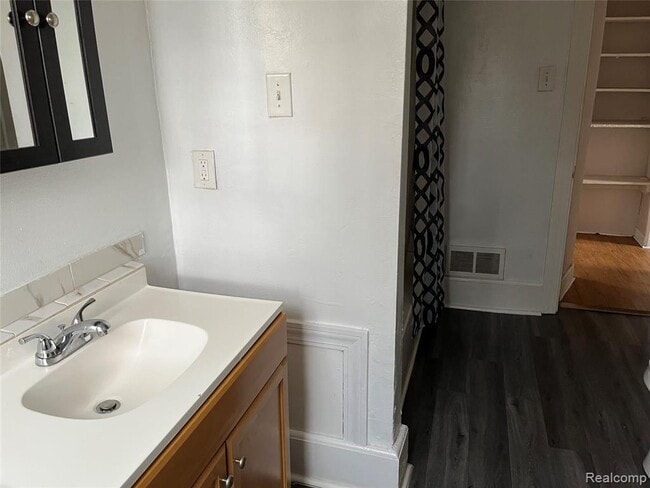 Building Photo - 7592 Maxwell Ave