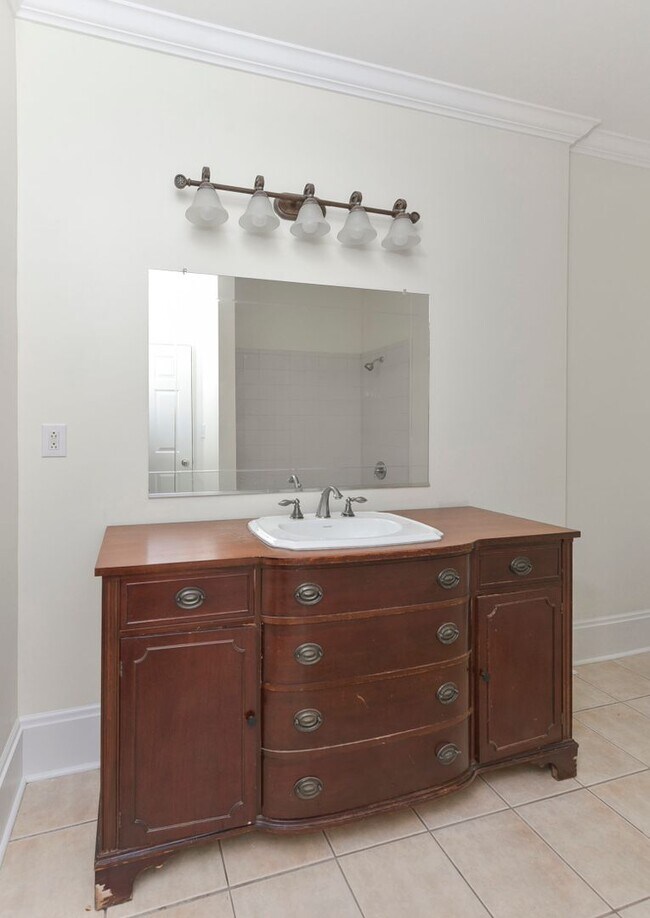 Building Photo - Cozy 3BR/2BA Home Steps from USC – PRE-LEA...